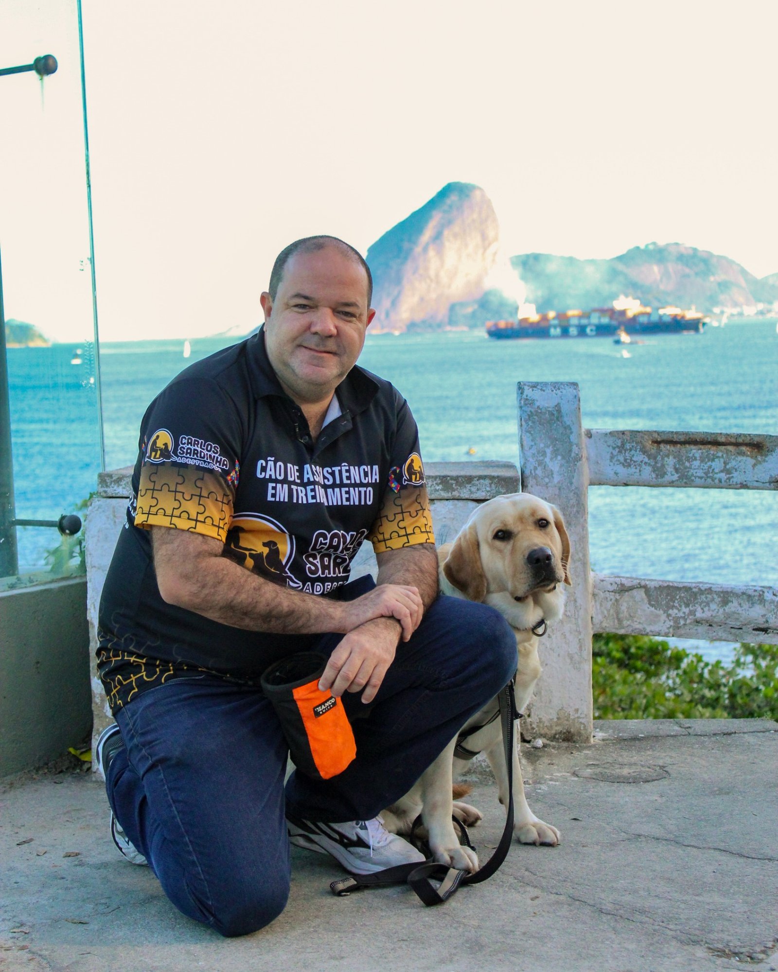 Carlos Sardinha com cão durante atividade de adestramento