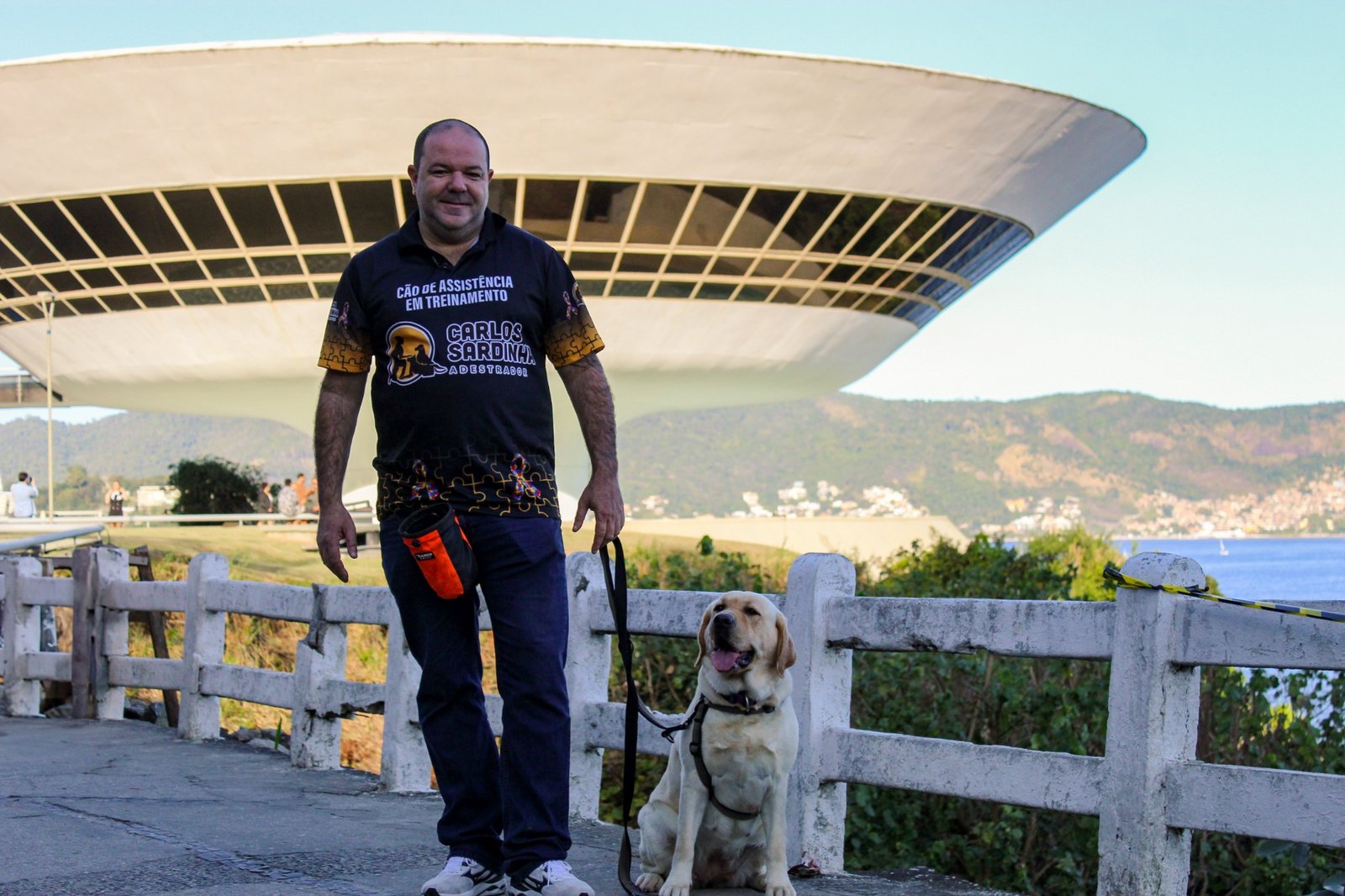 Carlos Sardinha caminhando com cão durante atividade ao ar livre